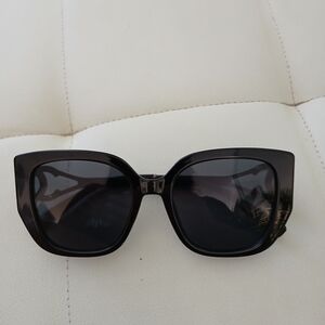 CHANEL Elegant Black Oversized Sunglasses